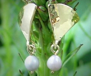 18ct Gold earring studs with Pearl drops.