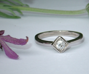18ct White Gold Solitaire Diamond Ring using pave setting.
