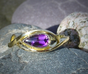 18ct Gold ring using a pear shaped Amethyst.