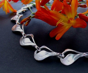 Sterling silver interlinking Swan necklace.